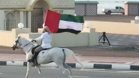 Bandera de Emiratos Árabes Unidos durante una exhibición. (EL CORREO) 