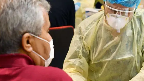 Un momento de la realización de la prueba de coronavirus a un pasajero de Emirates. (Twitter)