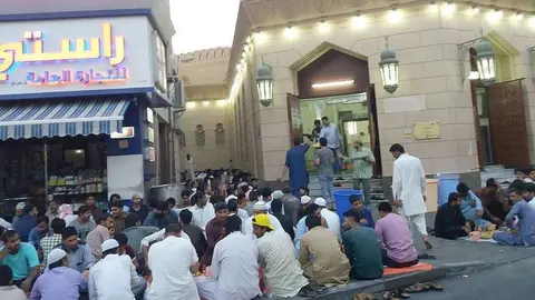 Trabajadores durante un Iftar en Dubai. (EL CORREO)