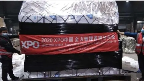 Momento de carga aérea del material sanitario comprado por 'Cantabria Respira' en China. (CANTABRIA RESPIRA)