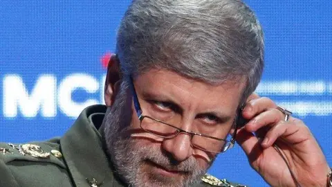El ministro de Defensa iraní, Amir Hatami, ajusta un auricular durante una conferencia. (Reuters)