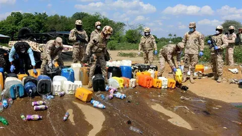 Agentes del orden eliminan el contenido adulterado de sucedáneo del ron. (theclinic.cl)