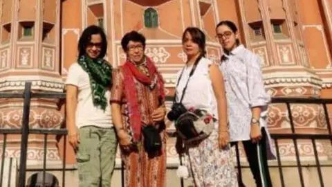 Colombianas durante el viaje que realizaban por la India. (Fuente externa)