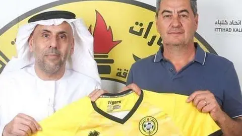 El entrenador uruguayo Jorge Da Silva durante la presentación con el Al Ittihad. (Twitter)