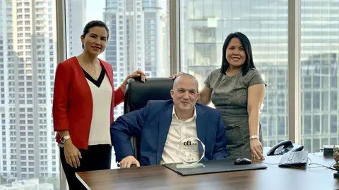 De izquierda a derecha, Verónica Cabrera, directora ejecutiva; Raphael Nagel, gerente general; y Fátima Sotto, gerente de Desarrollo de Negocios, en la sede de Dubai de la compañía Tactical Management. (EL CORREO)