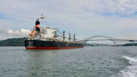 Un buque navega por el Canal de Panamá a la altura del Puente de las Américas. (pxhere.com)