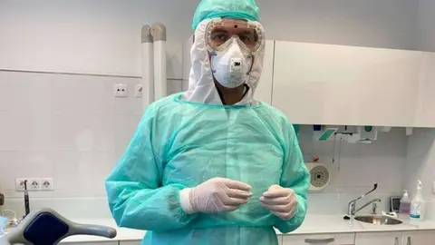 El doctor Luis Gavin, totalmente protegido para llevar a cabo un tratamiento dental. (Cedida)