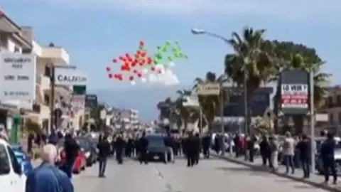 Una imagen de Twitter del sepelio del alacalde italiano.