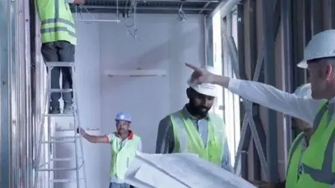 Una captura de pantalla del vídeo difundido por Salud de Dubai.