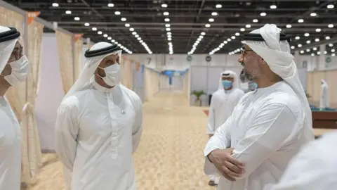 El jeque Khalid durante la visita a uno de los hospitales de campaña. (WAM)