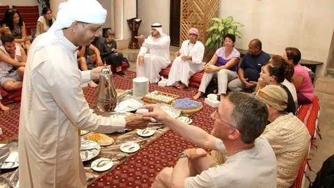 Iftar en el Centro Sheikh Mohamed para la Comprensión Cultural situado en el barrio histórico de Al Fahidi en Dubai. (EL CORREO)