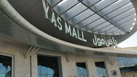 Una imagen de la entrada principal del Yas Mall. (EL CORREO)