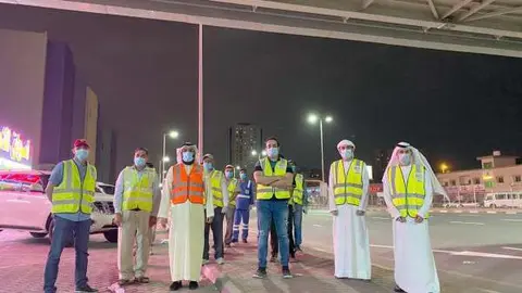 Personal de desinfección en Dubai. (WAM)