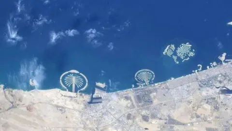 La Palmera Jumeirah y la Palmera Jebel Ali en Dubai vistas desde el espacio. (Dubai Media Office)