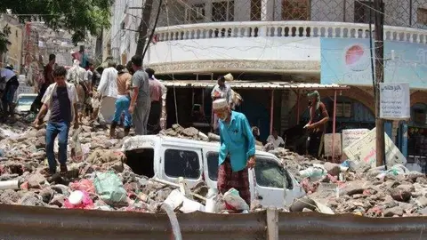 En la imagen de Reuters, yemeníes inspeccionan los daños causados por la últimas lluvias.