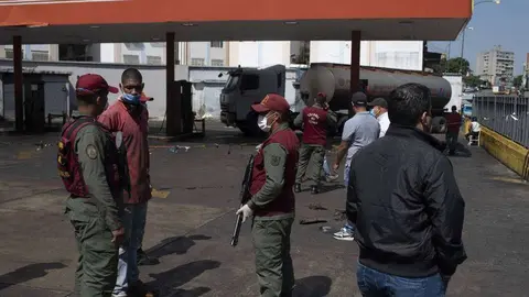 En la imagen de Bloomberg, miembros de la Guardia Nacional Bolivariana en una gasolinera en Caracas.  