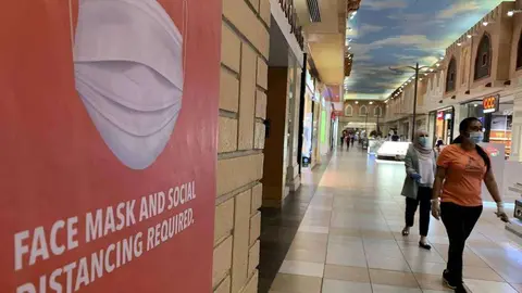 En la imagen de AFP, clientes en el Ibn Battuta Mall.