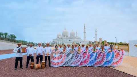 La Agrupación Floklore Panameño ante la Gran Mezquita de Abu Dhabi. (Cedida)
