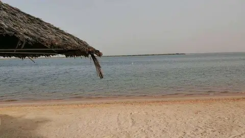 Una playa en el emirato de Umm Al Quwaim. (EL CORREO)