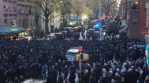 Una imagen de Twitter del funeral del rabino en Nueva York.