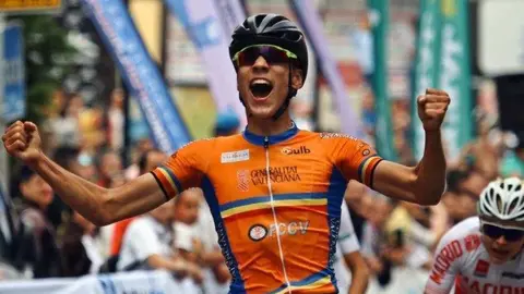 Con esta imagen el UAE Team Emirates anunció el fichaje de Juan Ayuso.