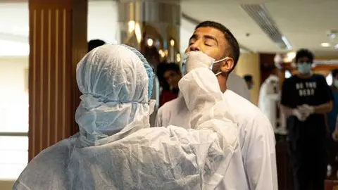 Personal sanitario realiza pruebas de Covid-19. (WAM)