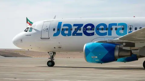 Un avión de Jazeera Airways en el aeropuerto emiratí de Al Ain.