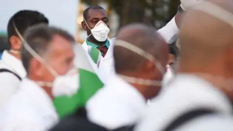 En la imagen de Reuters, sanitarios cubanos.