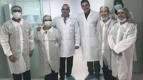 Parte del equipo que lleva a cabo el tratamiento con células madre. (WAM)