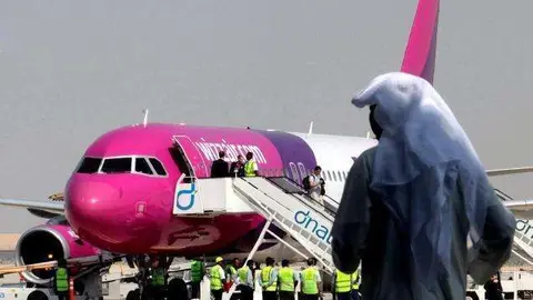 Avión de Wizzair en el aeropuerto Al Maktoum de Dubai.