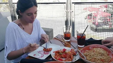 Una turista en un restaurante en Dubai. (EL CORREO)
