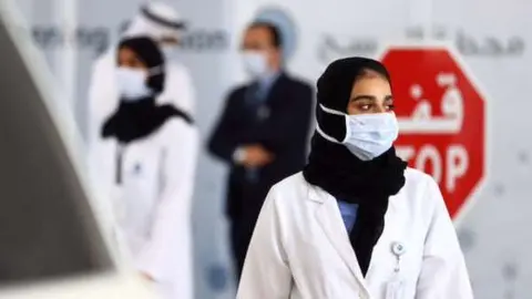 Personal sanitario en el Golfo Arábigo. (WAM)