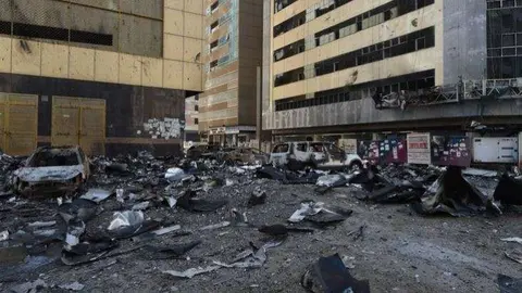 Escombros tras el incendio del edificio en Sharjah. (Gulf News)