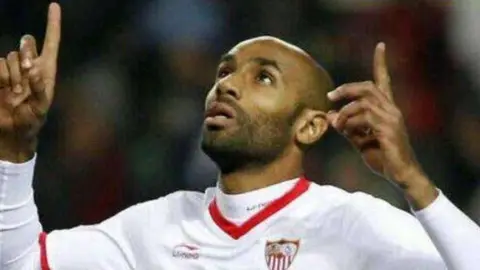 Una imagen de Twitter de Kanuté con la camiseta del Sevilla.