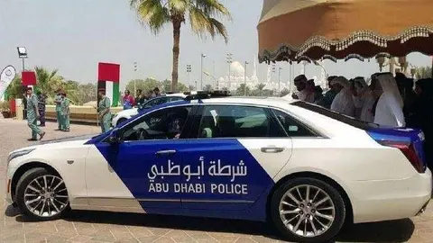 Un coche patrulla de la Policía de Abu Dhabi.