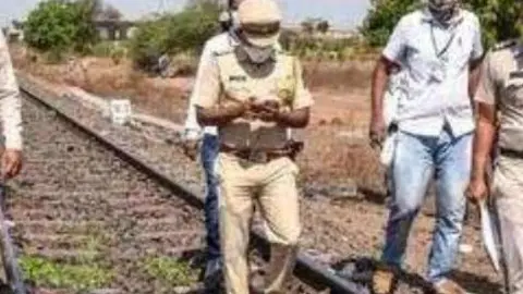 Policía india en las vías del tren (Twitter)