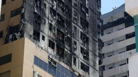 En la imagen de The National, estado en el que quedó una de las fachadas de la torre.