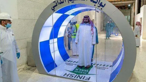 Puertas de "autoesterilización avanzada" se han instalado en las entradas de la Gran Mezquita.