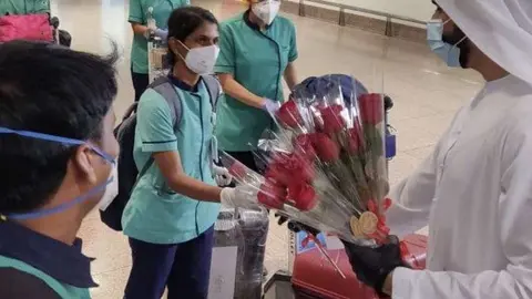 En la imagen de Twitter, el personal sanitario indio al llegar al aeropuerto de Dubai.