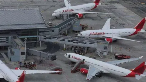 En la imagen de Reuters, aviones de Avianca en el aeropuerto El Dorado de Bogotá.