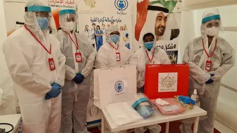 Personal sanitario en Abu Dhabi. (WAM)
