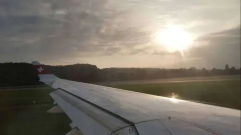 Un avión de la aerolínea europea Swiss aterriazando en Zúrich. (EL CORREO)