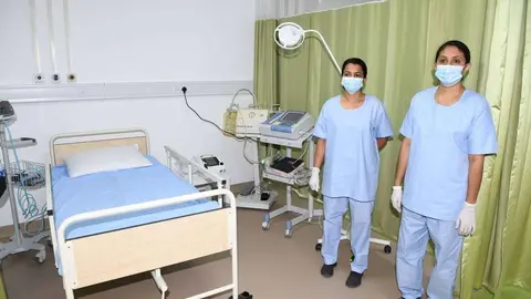 Personal sanitario en un hospital de campaña en EAU. (WAM)