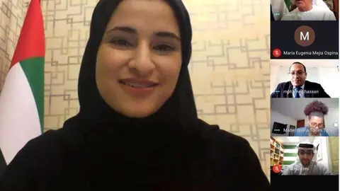  Sarah bint Yousif Al Amiri, ministra de Estado de Ciencias Avanzadas de EAU y los participantes en la reunión. (WAM)