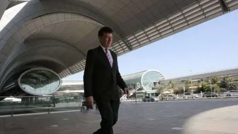Paul Griffiths en el Aeropuerto Internacional de Dubai. (AP)