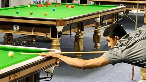 Un jugador del equipo de billar de EAU. (Twitter)