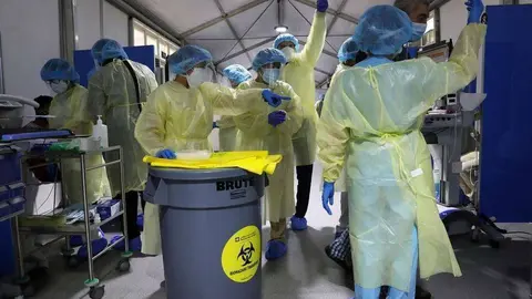 Personal sanitario en la Clínica Cleveland de Abu Dhabi. (The National)