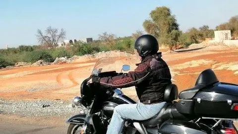 A modo ilustrativo, un motociclista en Emiratos Árabes. (EL CORREO)