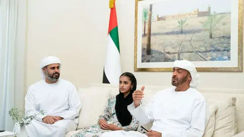 El jeque Theyab bin Mohamed bin Zayed Al Nahyan, miembro del Consejo Ejecutivo de Abu Dhabi , la jequesa  Salama bint Mohamed bin Hamad bin Tahnoon Al Nahyan y el príncipe heredero de Abu Dhabi. ( WAM)