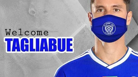 El futbolista argentino con la camiseta del club de Dubai. (Twitter)